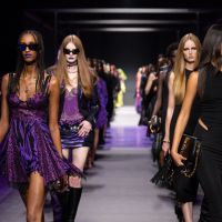 Versace Xuân Hè 2023 lan tỏa sự quyến rũ qua sắc màu đen và tím
