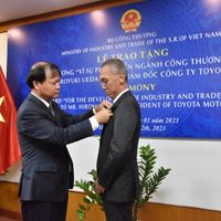 Bộ Công Thương trao tặng Kỷ niệm chương cho Tổng giám đốc Công ty Ô tô Toyota Việt Nam