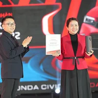 Ông Phạm Xuân Hà – Đại diện Ban tổ chức Car Choice Awards 2022 trao Giải “Vô lăng Xe phổ thông 2022” cho đại diện Công ty Honda Việt Nam – Bà Đỗ Thu Hoàng – Phó TGĐ Thứ Nhất