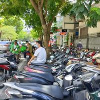 Trông giữ xe trái phép ở vỉa hè bị xử phạt bao tiền?