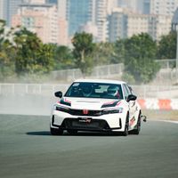 Vận hành không chia sẻ nhiều điểm chung với Honda Civic bản thường