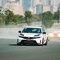 Vận hành không chia sẻ nhiều điểm chung với Honda Civic bản thường