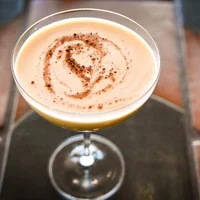 Rượu martini màu nâu nhạt với một chút muối hun khói.