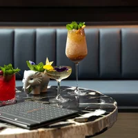Sự sắp xếp đầy nghệ thuật của các loại cocktail trên bàn bar.