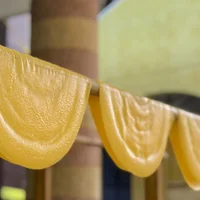 Bánh phở chín có màu vàng đậm.