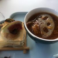 Món gan ngỗng vá nấm truffle cùng món tráng miệng lạnh truyền thống của hoàng gia. Ảnh: Elaine Yau