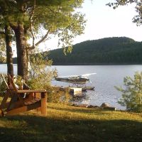 Ghế Adirondack trên hồ tại Bradford Camps ở Maine