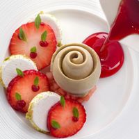 Dâu tây Shizuoka Pavlova với quả hồ trăn chantilly và kem quả hồ trăn Iran, ăn kèm với nage dâu tây và dầu ô liu arbequina