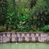 Người dân tắm suối nước nóng Banjar Tega.  Bali, Indonesia.