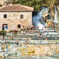 Một số người tụ tập và tản ra tại thác Cascate del Mulino và suối nước nóng, Saturnia thermae ở Tuscany.