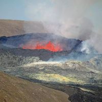 Núi lửa đang hoạt động với các đài phun dung nham, miệng núi lửa, Fagradalsfjall, Geldingadalir, Reykjanes, Sudurnes, Iceland