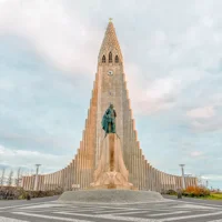 Nhà thờ Hallgrimskirkja, một nhà thờ giáo xứ Lutheran, Reykjavik, Iceland
