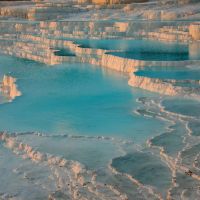 Hồ bơi màu ngọc lam trên bậc thang ở Pamukkale, Thổ Nhĩ Kỳ