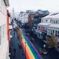 Con đường nhiều màu sắc giữa những tòa nhà ở Reykjavik, Iceland