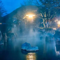 Suối nước nóng ngoài trời truyền thống của Nhật Bản tại Takaragawa Onsen, quận Gunma, Nhật Bản trong đêm.