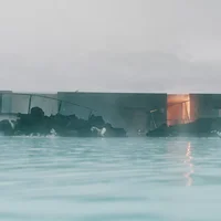 Blue Lagoon trống rỗng
