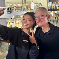 CEO Apple Tim Cook chụp ảnh selfie với ca sĩ Trung Quốc Vivi Jiang Yingrong bên ngoài Apple Store ở Thành Đô, Trung Quốc, trong chuyến thăm Trung Quốc mới nhất vào tuần trước. Ảnh: weibo
