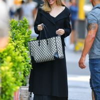 angelina-jolie-in-all-black-ensemble-at-il-buco-alimentari-vineria-in-new-york-08-20-2023-5.jpg