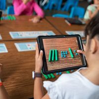 Một học sinh đang sử dụng iPad trong lớp học.