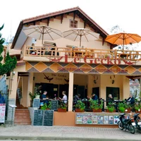 Với mặt tiền rộng rãi và được thiết kế hiện đại, The Gecko luôn hấp dẫn du khách. Ảnh: tripadvisor