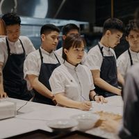 Đầu bếp Sam Trần cùng đội ngũ tại nhà hàng GIA Restaurant.