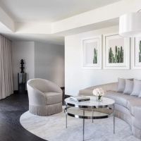 Phòng khách dạng suite nhìn ra thành phố tại Waldorf Astoria Las Vegas