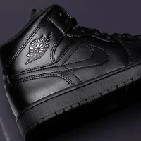 giày Sneaker màu Triple Back