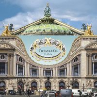 Tiffany & Co. trang trí mặt tiền nhà hát tại Paris quảng bá sản phẩm