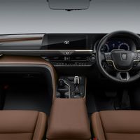 Toyota Crown Sport ra mắt, giá gần 40.000 USD