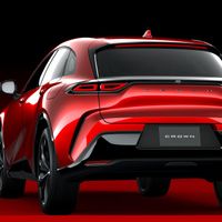 Toyota Crown Sport ra mắt, giá gần 40.000 USD