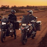 hinh-3bmw-r-1250-gs-va-bmw-r-1250-gs-adventure-so-huu-thiet-ke-an-tuong-va-cong-nghe-vuot-troi20231019105532.7670990.jpg?rt=20231019105653