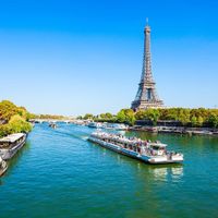 Dòng sông Seine thơ mộng chảy qua thành phố Paris.