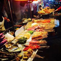 Ở đây có buffet đồ nướng, bình dân là 30 tệ/người (miễn phí nước uống). Buffet ở nhà hàng khoảng hơn 100 tệ kèm nước (đủ món Á, ÂU, Trung, Nhật, Hàn).