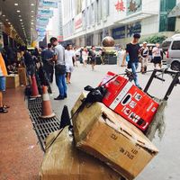 Một chiếc xe đẩy như thế này là rất cần thiết cho các bạn sang mua nhiều hàng hóa.