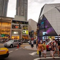 Mua sắm đóng một vai trò vô cùng quan trọng đối với ngành du lịch của Malaysia. Năm 2014, chi tiêu cho hoạt động mua sắm của khách du lịch tại Malaysia đạt 21,6 tỷ ringgit (RM) trên tổng số 72 tỷ RM, tương đương với 30% tổng chi tiêu. So với mức chi tiêu vào năm 2013 (19,8 tỷ RM), con số này đã tăng lên 9,3%. Và chỉ mới tính đến thời điểm tháng 9 năm 2015, con số này đã ước đạt 15,3 tỷ RM, cũng chiếm vào khoảng 30% tổng số 51 tỷ RM Malaysia thu được. Ảnh: Marcos Caratao.