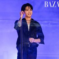 JungKook (BTS) bất ngờ “mở mini concert” tại Times Square, New York