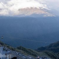 Du khách tấp nập 