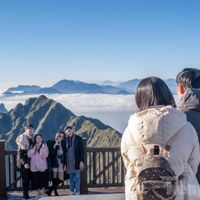 Du khách tấp nập 'săn mây' trên đỉnh Fansipan