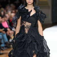 model-walks-the-runway-during-the-yohji-yamamoto-womenswear-news-photo-1696221716.jpg