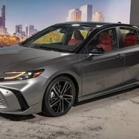 Toyota Camry 2025 ra mắt: Chỉ chạy hybrid, thiết kế nhiều điểm giống Crown, chờ ngày về Việt Nam