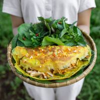 Bánh xèo tôm giòn rụm – Đặc sản ẩm thực thuần Việt tại nhà hàng Vietnamese by the Market