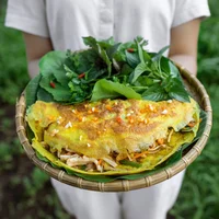 Bánh xèo tôm giòn rụm – Đặc sản ẩm thực thuần Việt tại nhà hàng Vietnamese by the Market