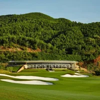 Khu nhà câu lạc bộ được thiết kế cực kỳ ấn tượng. Ảnh: Alegolf