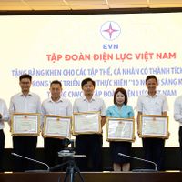 Phó Bí thư Thường trực Đảng ủy EVN Nguyễn Hữu Tuấn (ngài cùng bên phải) cùng Phó Tổng giám đốc EVN Võ Quang Lâm (ngoài cùng bên trái) trao Bằng khen của Tập đoàn cho tập thể, cá nhân có thành tích có thành tích xuất sắc trong việc triển khai thực hiện Chương trình "10 nghìn sáng kiến" giai đoạn 1.