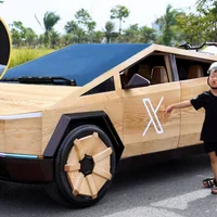 Nghệ nhân gỗ Việt Nam chế tạo xe bán tải điện Cybertruck độc đáo thu hút cả thế giới