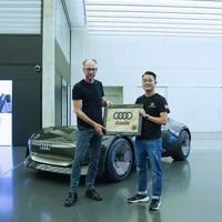Nghệ nhân gỗ Việt Nam chế tạo xe bán tải điện Cybertruck độc đáo thu hút cả thế giới