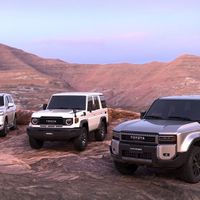 Vì sao Land Cruiser Prado 2024 có hai phiên bản đèn pha khác hẳn nhau?