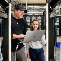 Các thành viên Apple dành thời gian tình nguyện học tập cùng với các học sinh.