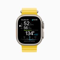 Chức năng la bàn trong ứng dụng Oceanic+ hiển thị trên Apple Watch Ultra.