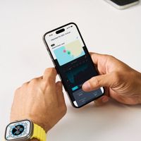 Andrea Silvestri đeo Apple Watch Ultra và nhìn vào ứng dụng Oceanic+ đồng hành trên iPhone.